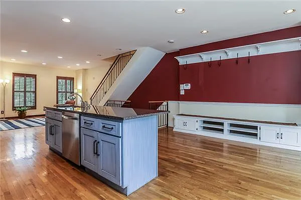 Sold by Avenue Sotheby's International Realty | media 22