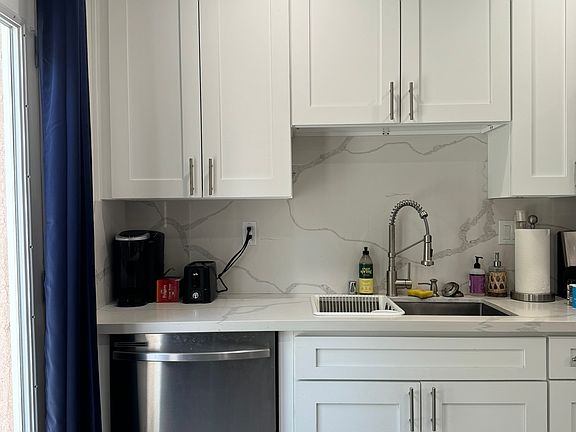 4th image of 14921 Kittridge St