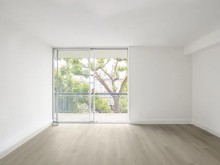 940 Guerrero St — Photo 22