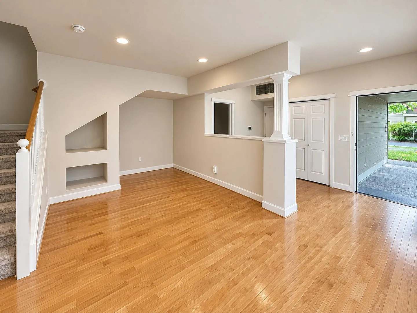2bd/2.5ba Kirkland Townhome — Photo 4