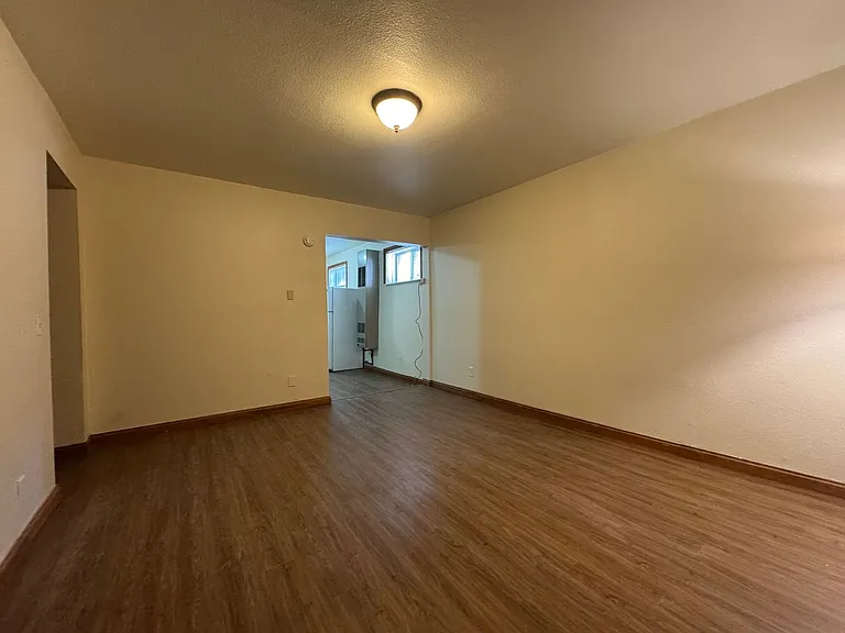 Regis Apartments — Photo 14
