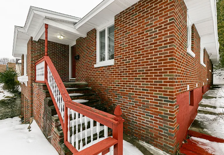 605 Crawford Ave — Photo 2