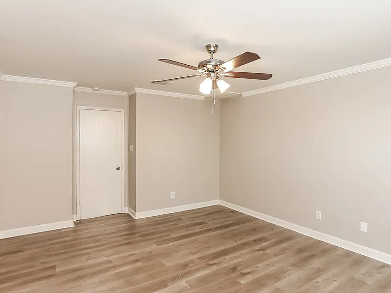 1110 Hampton Dr — Photo 12