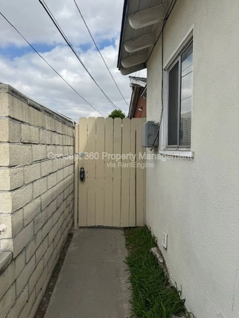 Building Photo - 2425 W Cameron St #A