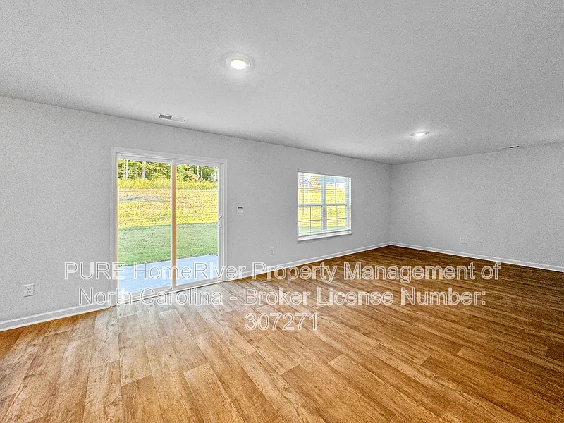 4 bed, 2.5 bath, 2164 sqft, $2,045 — Photo 4