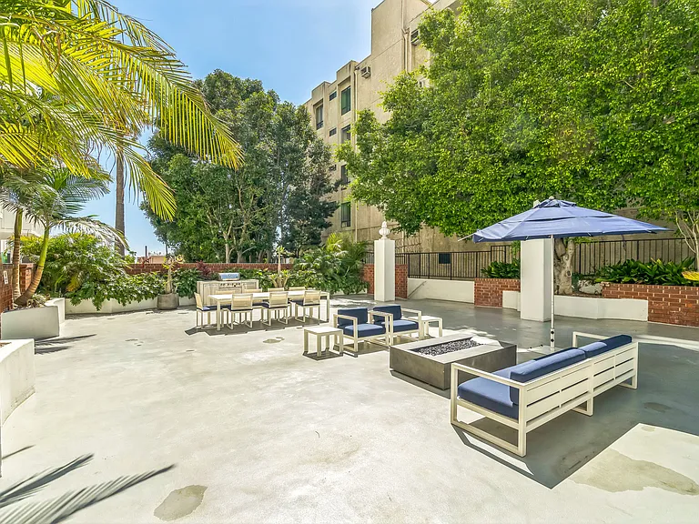 7135 Hollywood Blvd — Photo 12