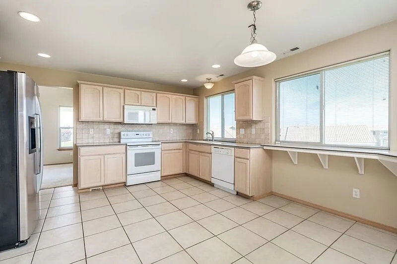 4 bed, 3.0 bath, 2172 sqft, $2,600 — Photo 4