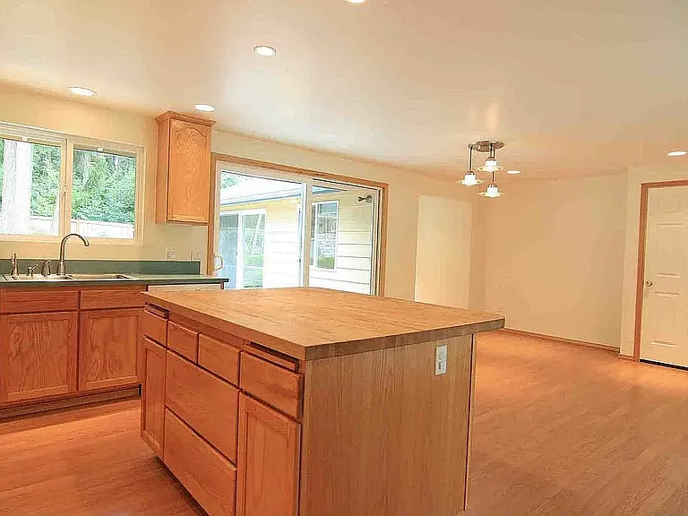 12235 NE 61st St — Photo 2
