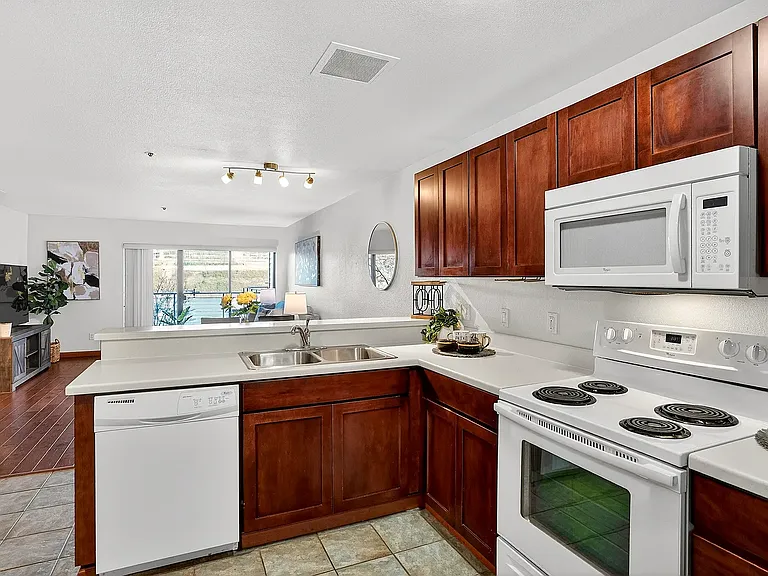 910 NW Naito Pkwy #I18 — Photo 12