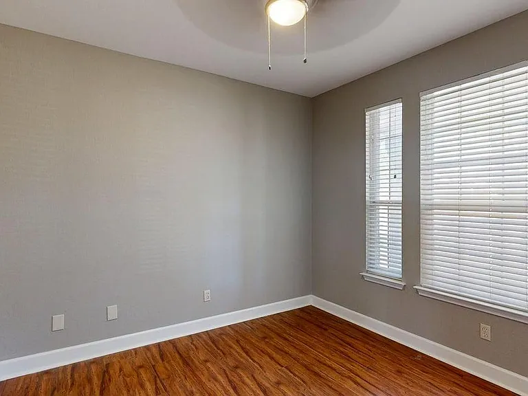 2105 Huxley Ln — Photo 11