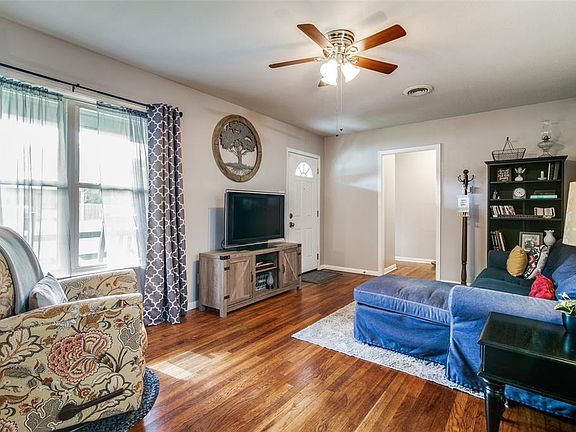 3rd image of 917 Walnut St