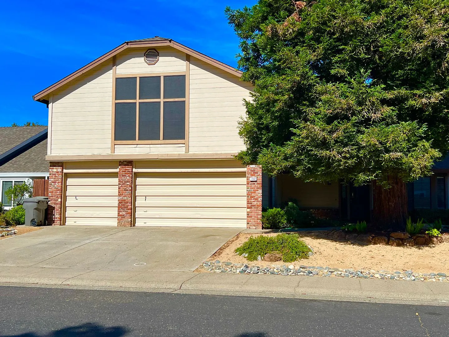 Spacious 5 bed 3 bath Home in Roseville — Photo 1