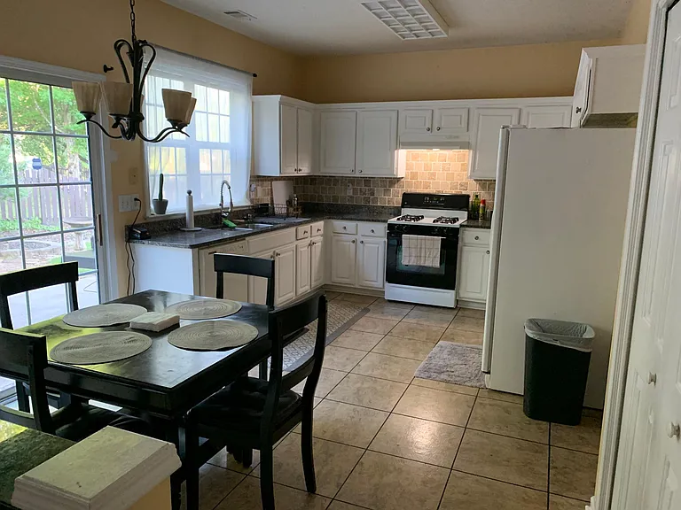 Breakfast Area & Kitchen