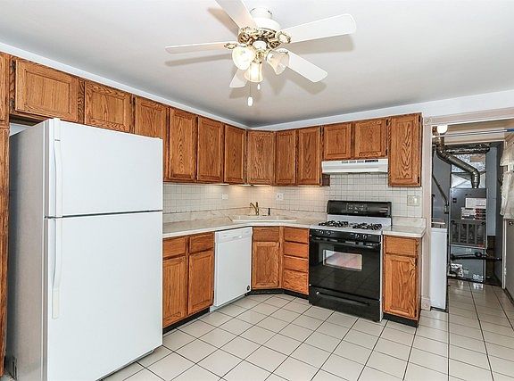 5th image of 204 W Hartford Dr