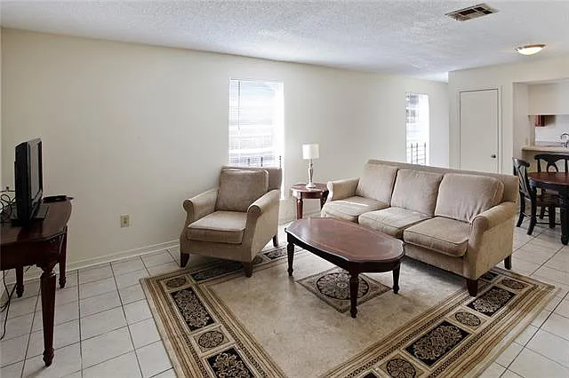 1208 Cambridge Dr — Photo 5