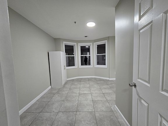3rd image of 96 Eaton Pl #33A