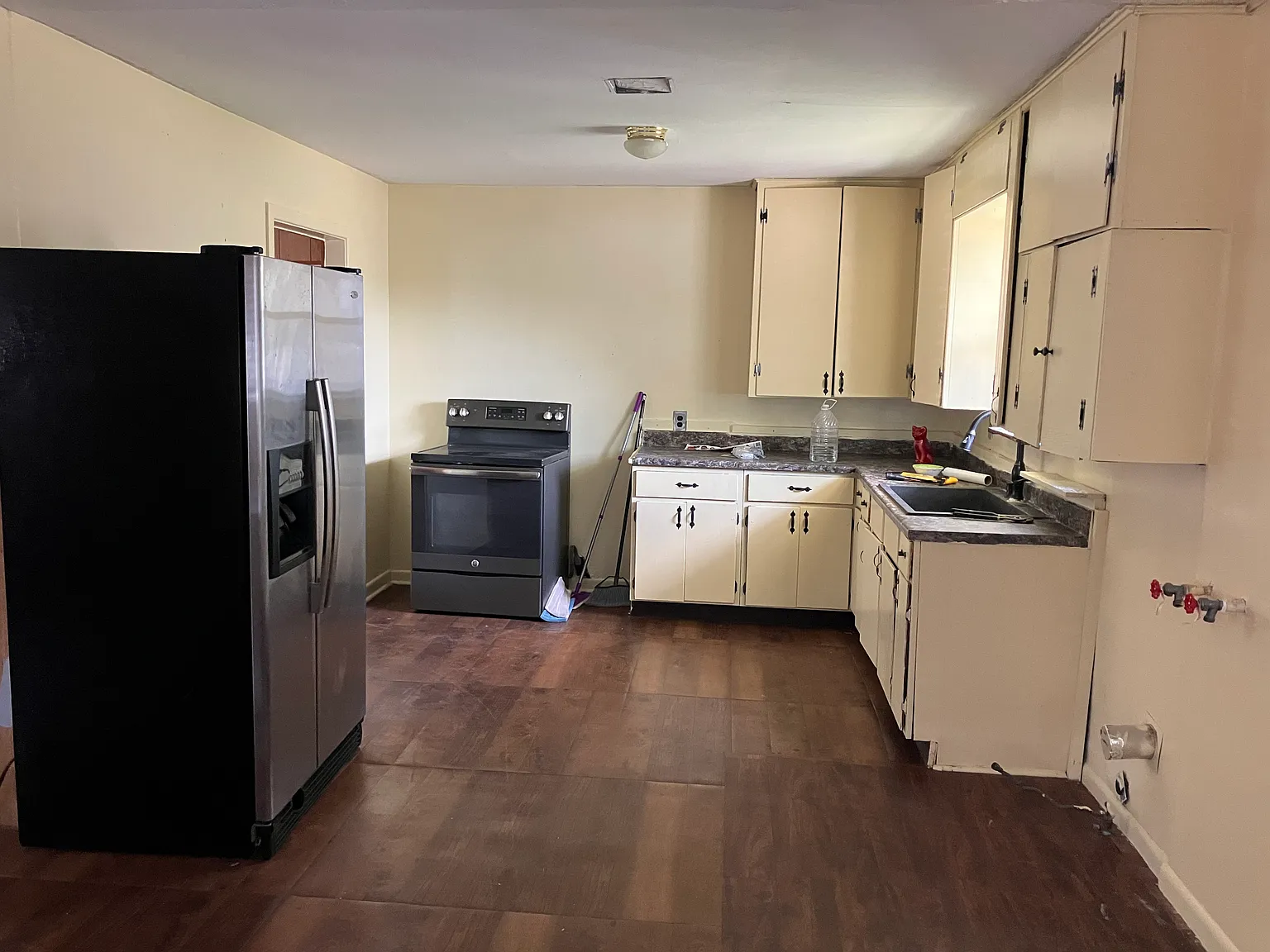 3 bed, 1600 sqft, $1,800 — Photo 2