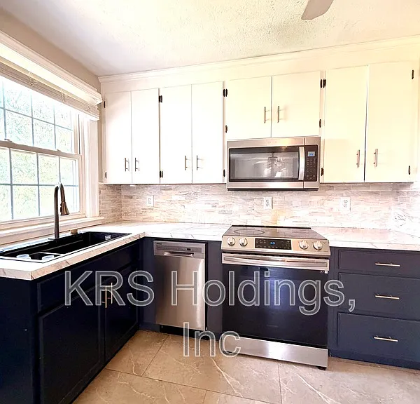 2709 Old Forest Rd — Photo 2