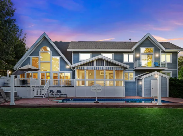 51105 Main Dr, New Buffalo, MI 49117