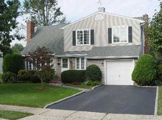 198 Euston Rd, Garden City, NY 11530