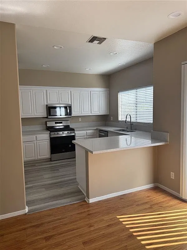 2 bed, 2.5 bath, 1275 sqft, $3,750 — Photo 3