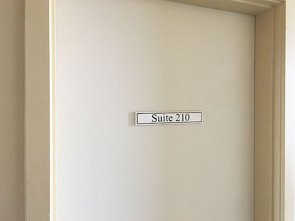 3rd image of 527 NE Bellevue Dr Ste 210