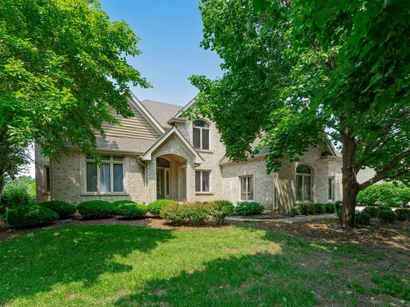 552 Waters Edge Dr, South Elgin, IL 60177