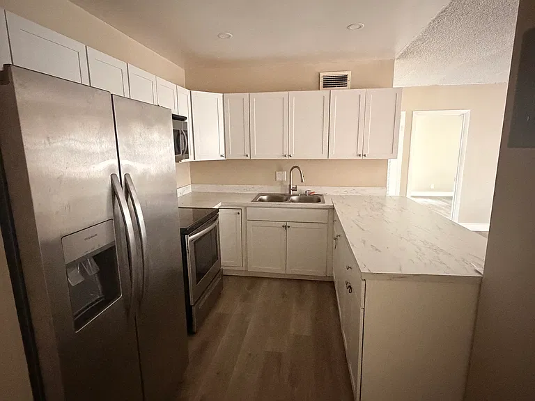 2175 SE 6th St #F — Photo 7