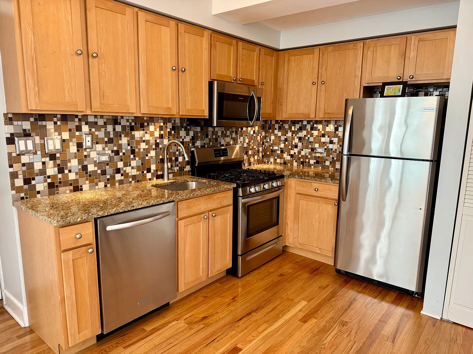 2 bed, 1000 sqft, $2,650 — Photo 2