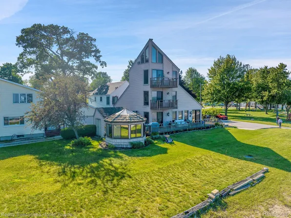 2959 Maplewood Dr, Fort Gratiot, MI 48059