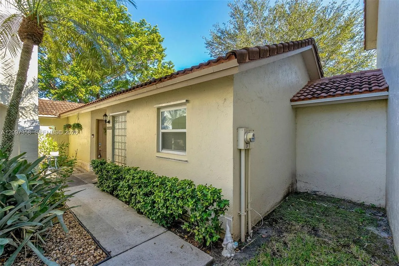 2 bed, 2.0 bath, 1121 sqft, $2,700 — Photo 1