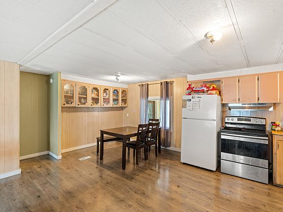 3rd image of 1103 Pinecroft Ave