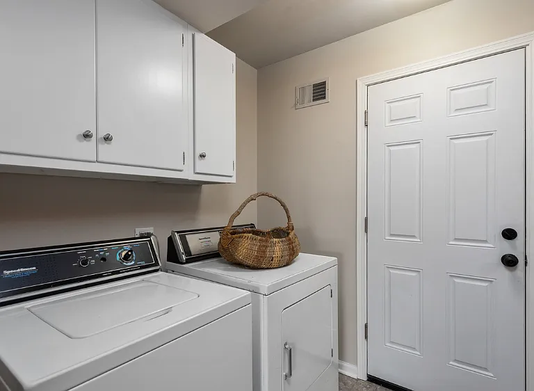 27W220 Chelsea Cir — Photo 19