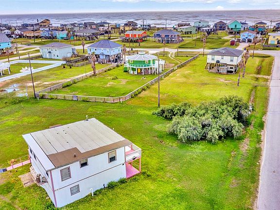View from above shows just how close you are to the beach. It also shows how big the double lot is. Additional lot offers many possibilities. It could even be sold off.