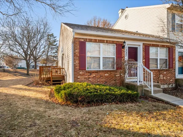 1227 Koster Ct, Geneva, IL 60134