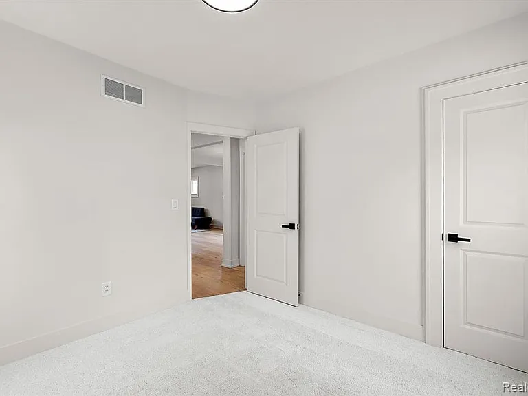 308-310 E Harry Ave — Photo 14