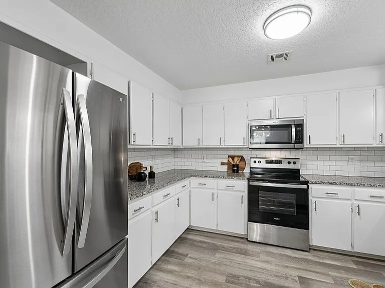 422 Chartrand Ave — Photo 8