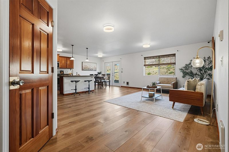 5th image of 3635 Nevada Avenue E
