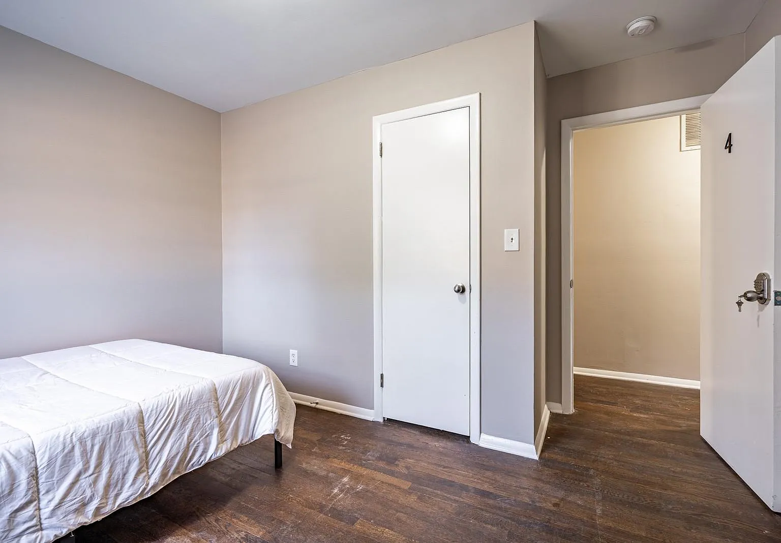 4 bed, 3.0 bath, 300 sqft, $698 — Photo 2