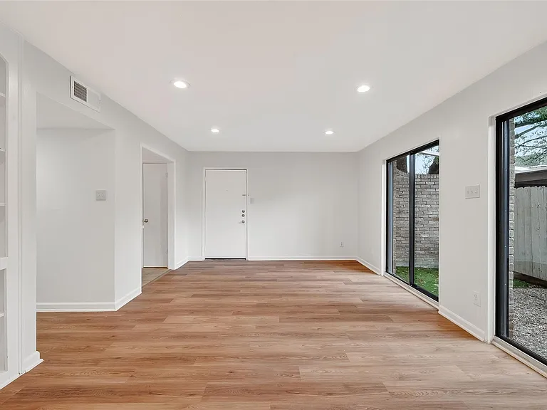500 N Post Oak Ln — Photo 22
