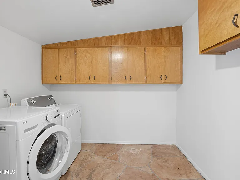 1014 E Balboa Cir — Photo 31