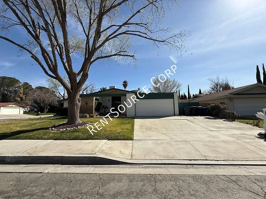 3 Bedrooms/2 Bathrooms Single Story Home for Rent in West Lancaster in Antelope Valley — Photo 2