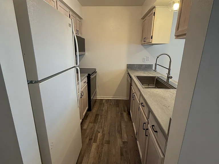 24160 Ashford Ln #25 — Photo 4