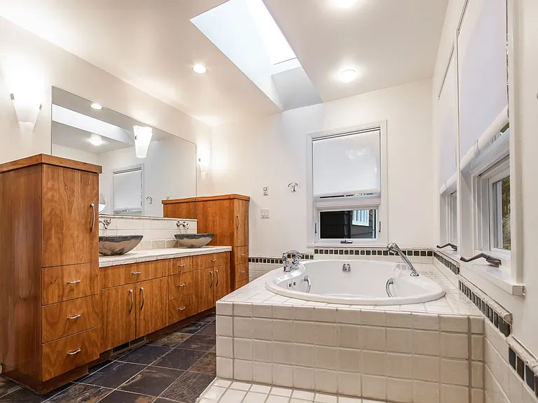 Montgomery House 2 — Photo 15