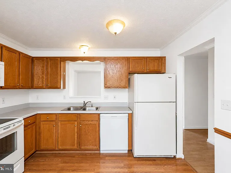 304 Chatham Sq — Photo 5