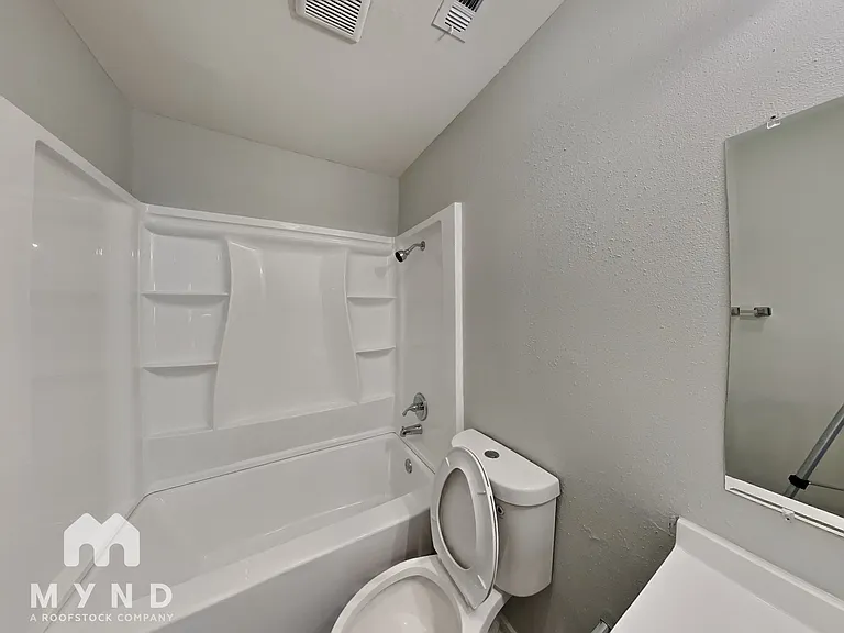 915 Winnie St — Photo 17