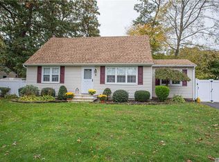 8 Babylon Dr, Sound Beach, NY 11789