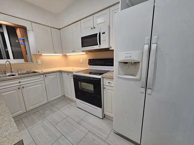2030 SW 41st Ave #3 — Photo 3