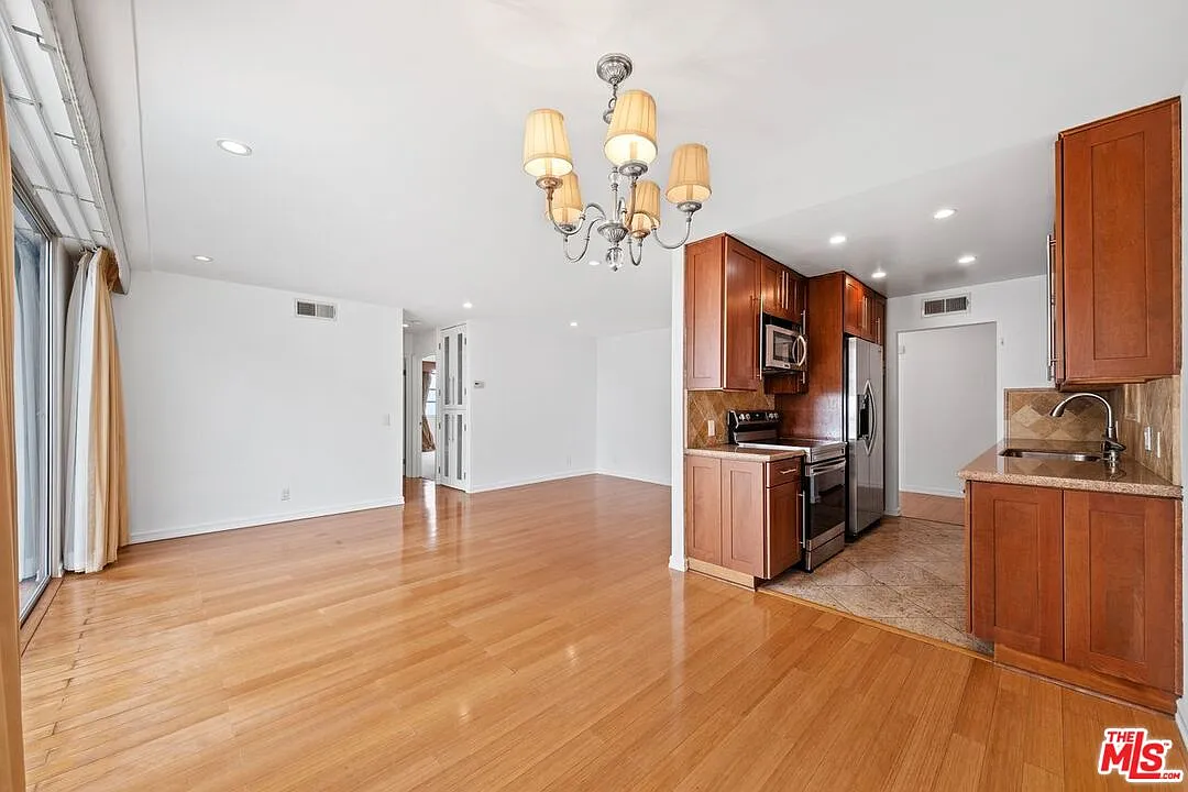 2 bed, 2.0 bath, 1019 sqft, $3,900 — Photo 1