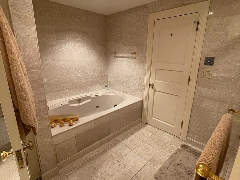 Master Bath - jacuzzi tub